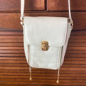Vintage purse. Cream colored leather.